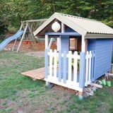 Trapezblech 20/1100, Grauweiß RAL 9002, auf einem Kinderspielhaus verbaut, Anwendungsbeispiel