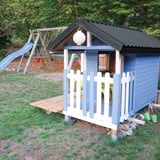 Trapezblech 20/1100 Anthrazitgrau 0,50 mm auf einem blauen Kinderspielhaus