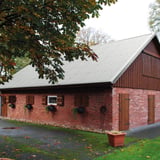 Trapezblech 20/1100 Lichtgrau RAL 7035 auf einem Ziegelgebaeude, Verlegung am Dach