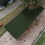 Trapezblech 20/1100 Dach in Chromoxidgrün auf einem landwirtschaftlichen Gebäude, Draufsicht