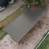 Trapezblech 20/1100 Aluminium Graualuminium als Dacheindeckung einer langen Halle, Vogelperspektive