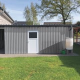 Trapezblech 20/1100, Lichtgrau, als Wandverkleidung einer Garage oder eines Schuppens mit Tuer