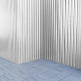 Trapezblech 20/1100, Lichtgrau, als Wandverkleidung in einer Ecke mit blauem Pflasterboden