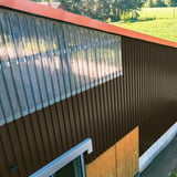 Trapezblech 20/1100 in Sepiabraun als Wand mit Lichtplatten kombiniert