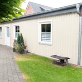 Trapezblech 20/1100 Wand, Reinweiß RAL 9010, als Fassade eines Nebengebäudes