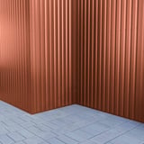 Ecke einer Wandverkleidung aus kupferbraunem Trapezblech 20/1100, 0,63 mm Stahl
