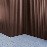 Ecke einer Wandverkleidung aus Trapezblech 20/1100 in Schokoladenbraun RAL 8017