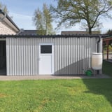 Schuppenwand aus Trapezblech 20/1100 in Weißaluminium, mit Tür und Regentonne