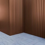 Ecke einer Wandverkleidung aus nussbraunem Trapezblech 20/1100, Detailansicht