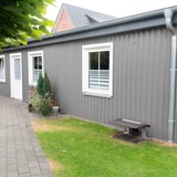 Garagenwand aus Trapezblech 20/1100 Wand in Grau, vertikal verlegt, mit Fenstern und Dachrinne