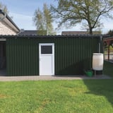Gartenhaus mit Wandverkleidung aus Trapezblech 20/1100 Moosgrün, mit weißer Tür