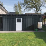 Schuppenwand aus Trapezblech 20/1100 Wand in Anthrazitgrau RAL 7016 mit weisser Tuer
