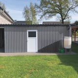 Trapezblech 20/1100 Aluminium Graualuminium als Wandverkleidung einer Garage