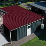 Trapezblech 35/207 weinrot (RAL 3005) auf einem Carport als Dachdeckung verlegt, Draufsicht