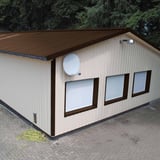 Trapezblech 35/207 Dach in Sepiabraun auf einer Lagerhalle mit beiger Fassade