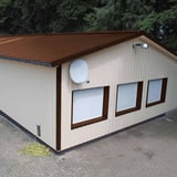 Trapezblech 35/207 Nussbraun als Dach auf einem Industriegebaeude mit Satellitenschuessel