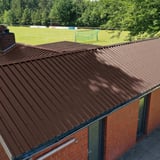 Trapezblech 35/207 schokoladenbraun auf einem Vereinsheim, Dachansicht