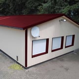 Trapezblech 35/207 weinrot (RAL 3005) als Dacheindeckung auf einer Lagerhalle