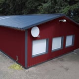 Halle mit weinroter Trapezblech-Wandverkleidung, RAL 3005, 25 µm Polyester
