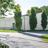 Trapezblech 35/207 Wand, Lichtgrau RAL 7035, an einer grossen Lagerhalle vertikal montiert