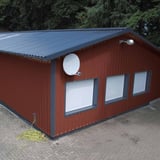 Trapezblech 35/207 Wand Rotbraun RAL 8012, 0,50 mm, an einem Gebaeude verbaut
