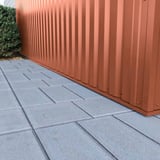 Detailansicht der unteren Kante von kupferbraunem Trapezblech 35/207 an einer Wand