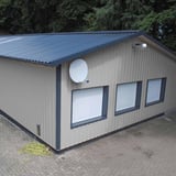 Gewerbegebaeude mit Fassade aus Trapezblech 35/207 Wand in Weißaluminium, dunkles Dach