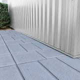 Detailansicht der unteren Kante von Trapezblech 35/207 Wand in Weißaluminium, verschraubt