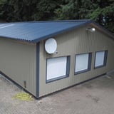Gewerbegebaeude mit Trapezblech 35/207 Wand in Graualuminium (RAL 9007) als Fassadenverkleidung
