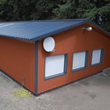 Halle mit kupferbraunem Trapezblech 35/207 als Wandverkleidung und dunklem Dach, Anwendungsbeispiel