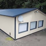 Trapezblech 35/207 Wand, Grauweiß RAL 9002, 0,75 mm Stahl, als Fassade an einem Nebengebäude