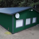 Gewerbegebaeude mit Wandverkleidung aus Trapezblech 35/207 Moosgrün RAL 6005