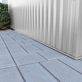 Detailansicht der unteren Kante von Trapezblech 35/207 Wand Weißaluminium RAL 9006