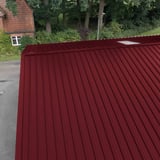 Trapezblech 45/333 weinrot auf einem Dach, Draufsicht mit Antikapillarrille