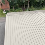 Trapezblech 45/333, Grauweiß RAL 9002, 0,50 mm Stahl, Polyesterbeschichtung, auf einem Dach verlegt