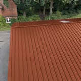 Trapezblech 45/333 kupferbraun als Dach auf einem Gebaeude, Detailansicht