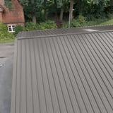 Trapezblech 45/333 Graualuminium auf einem Dach, Detailansicht der Profilstruktur