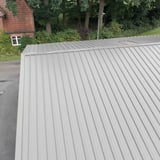 Trapezblech 45/333 Lichtgrau auf einem Gebaeudedach, Draufsicht
