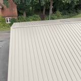 Trapezblech 45/333, Grauweiß RAL 9002, Detailansicht der Profilstruktur auf einem Dach
