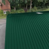 Trapezblech 45/333 in Moosgrün auf einem Dach mit sichtbarer Profilstruktur, Detailansicht