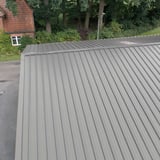 Trapezblech 45/333 Weißaluminium RAL 9006 auf einem Dach, Detailansicht der Profilstruktur
