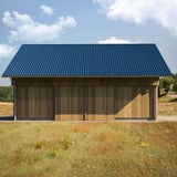 Trapezblech T35DR Enzianblau als Dacheindeckung auf einem Holzschuppen in ländlicher Umgebung