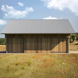 Trapezblech T45/333M Aluzink 0,63 mm auf einem Holzschuppen verbaut, Gesamtansicht
