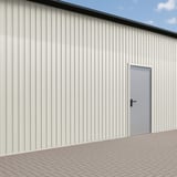 Trapezblech T7M Wand Grauweiß RAL 9002 an einer Gebäudewand mit Tür, vertikal verlegt
