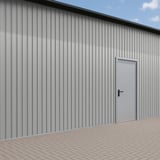 Weißaluminium Trapezblech T7M als Wandverkleidung eines Gebaeudes mit Tuer und Pflaster
