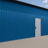 Trapezblech T7M Wand Enzianblau RAL 5010 als Fassadenverkleidung mit weisser Tuer