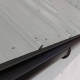 Traufenblech Aluminium Graualuminium 0,70 mm an Dachrinne montiert unter Trapezblech