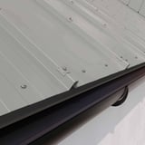 Traufenblech Graualuminium 0,50 mm am Dach mit dunkler Dachrinne montiert