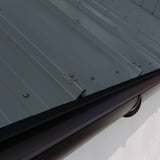 Traufenblech Anthrazitgrau am Dachrand mit Dachrinne und Profilblechen in RAL 7016