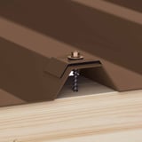 Montage einer sepiabraunen (RAL 8014) verzinkten Schraube auf einer Holzkonstruktion, Detailansicht